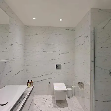 Bright Lovely Modern 2bd25 Poolgym! #220 Feriehus