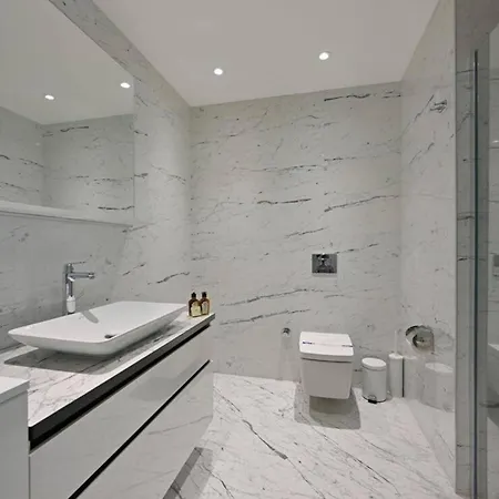 بيت للعطل Bright Lovely Modern 2bd25 Poolgym! #220 اسطنبول