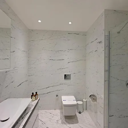 Bright Lovely Modern 2bd25 Poolgym! #220 Holiday home