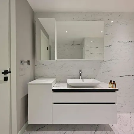 Bright Lovely Modern 2bd25 Poolgym! #220 *