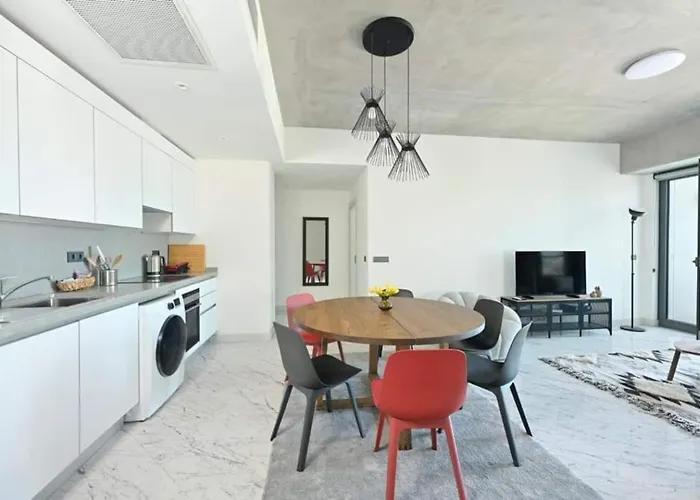 Bright Lovely Modern 2bd25 Poolgym! #220 * Istanbul