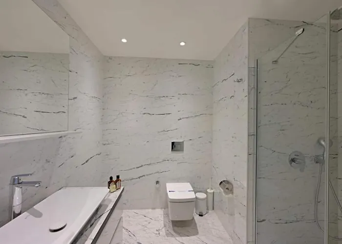 Bright Lovely Modern 2bd25 Poolgym! #220 Ferienhaus