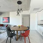 Casa de Férias Bright Lovely Modern 2bd25 Poolgym! #220 Istambul