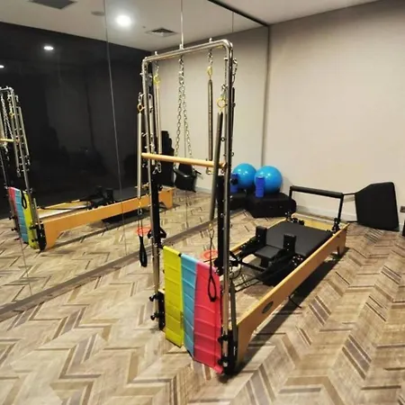 Bright Lovely Modern 2bd25 Poolgym! #220 Casa de Férias Istambul