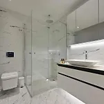 Bright Lovely Modern 2bd25 Poolgym! #220 Vakantiehuis *